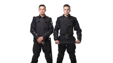 Özel kuvvet bir silah ve bir sopa siyah üniforma ve vücut zırh ile beyaz zemin üzerine asker. İki polis memuru özel mühimmat