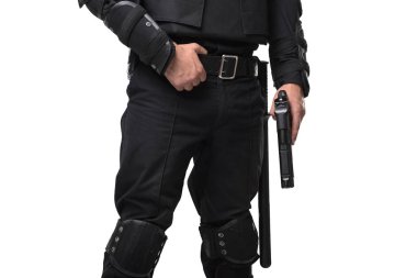 Özel kuvvet asker siyah üniforma ve vücut zırh, beyaz arka plan silahlı. Polis memuru, kanun görevlisi
