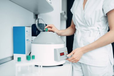 Kadın güzellik profesyonel kozmetik, kozmetik kabine hazırlar. Beyaz üniforma spa salonu, güzellik tıp Doktor