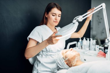 Şevval özçelik güzellik maske, kırışıklıklar, kozmetik klinik kurtulmak hasta yüzündeki izler. Yüz cilt bakımı, gençleştirme yordamı spa salonda, sağlık