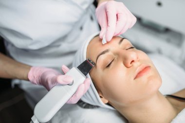 Gençleştirme yordamı, kırışıklık, kozmetik klinik kurtulmak. Spa salonda yüz cilt bakımı
