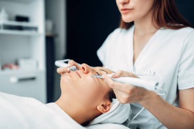 Yüz gençleştirme yordamına kadın, güzellik ilaç, kozmetik Kliniği. Spa salonda yüz cilt bakımı
