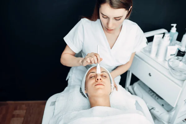 Schoonheidsspecialiste Maakt Verjonging Procedure Naar Vrouwelijke Patiënt Cosmetologie Kliniek Gezichtsbehandeling — Stockfoto