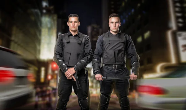 Zwei Polizisten Mit Waffe Und Schlagstock Auf Der Wache Des — Stockfoto