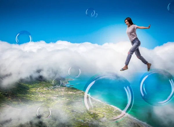 Mujer Linda Saltando Cielo Grandes Burbujas Jabón Mujer Persona Soplando — Foto de Stock