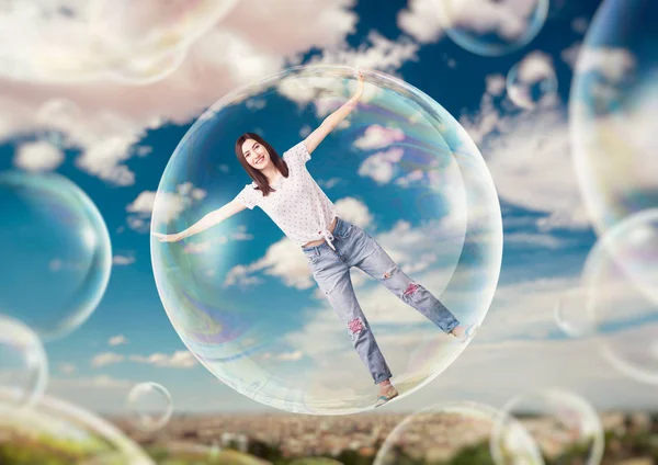 Mujer Bonita Volando Cielo Burbuja Jabón Grande — Foto de Stock