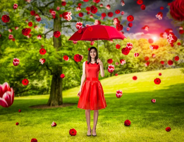 Mujer Feliz Vestido Rojo Con Paraguas Verde Parque Verano Persona — Foto de Stock