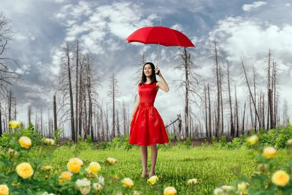 숲에서 빨간색 드레스에 귀여운 사방에 파라솔과 — 스톡 사진