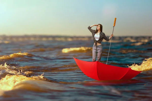 Niedliche Frau Reist Auf Dem Seeweg Auf Großen Umgedrehten Regenschirm — Stockfoto