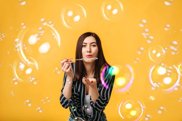 Bella Donna Soffia Bolle Sapone Sfondo Giallo Persona Femminile Che — Foto Stock