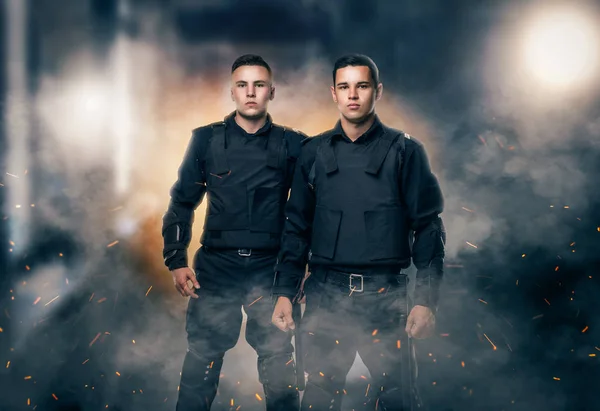 穿着黑色制服和防弹衣的警察两名警务人员特别弹药 — 图库照片