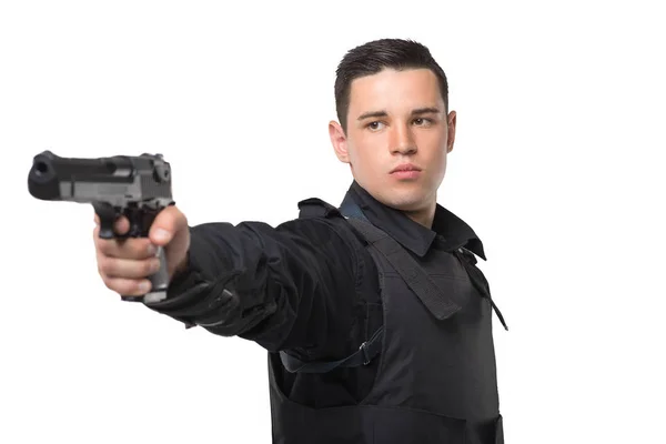 Policista Zaměřuje Zbraní Černé Uniformě Neprůstřelnou Vestu Bílé Pozadí Pohled — Stock fotografie