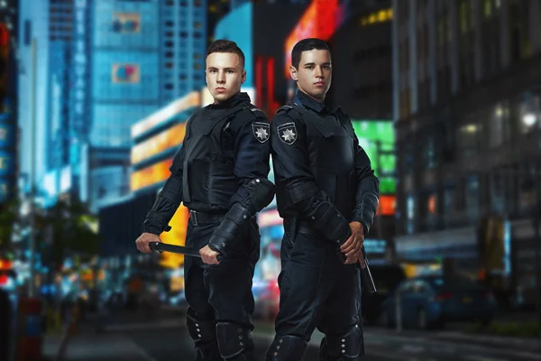 Due Poliziotti Con Una Pistola Bastone Sulla Guardia Della Legge — Foto Stock