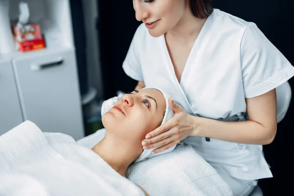 Masaje Facial Paciente Femenina Clínica Cosmetología Cuidado Piel Facial Procedimiento —  Fotos de Stock