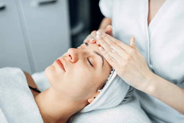 Masaje Facial Paciente Femenina Clínica Cosmetología Cuidado Piel Facial Procedimiento —  Fotos de Stock