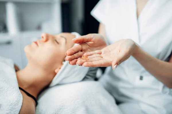 Kosmetyczka Ręce Krem Przeciw Kobiece Pacjenta Klinika Kosmetologii Pielęgnacja Skóry — Zdjęcie stockowe