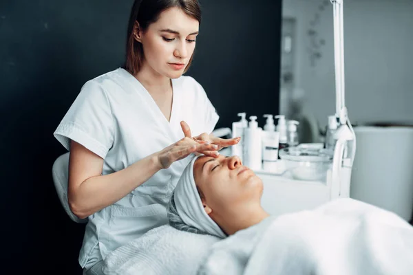Esteticista Frota Crema Cara Paciente Femenina Clínica Cosmetología Cuidado Piel — Foto de Stock