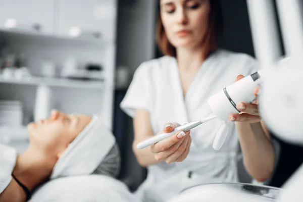 Schoonheidsspecialiste Bereidt Laser Voor Verjonging Procedure Vrouwelijke Patiënt Achtergrond Cosmetologie — Stockfoto