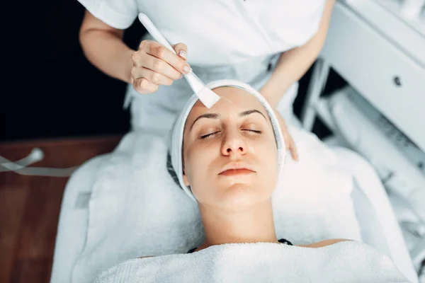 Schoonheidsspecialiste Maakt Verjonging Procedure Naar Vrouwelijke Patiënt Cosmetologie Kliniek Gezichtsbehandeling — Stockfoto
