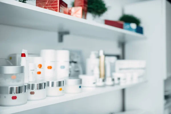 Schap Met Crèmes Verjonging Cosmetische Cosmetologie Kliniek Niemand Professionele Huidverzorgingsproducten — Stockfoto