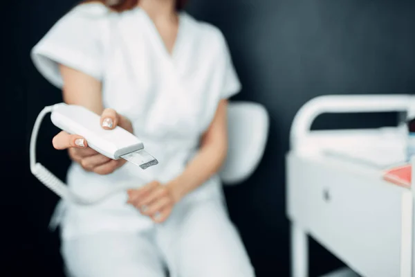 Kosmetikerinnen Bereiten Geräte Für Den Eingriff Vor Kosmetikschränke Arzt Weißer — Stockfoto