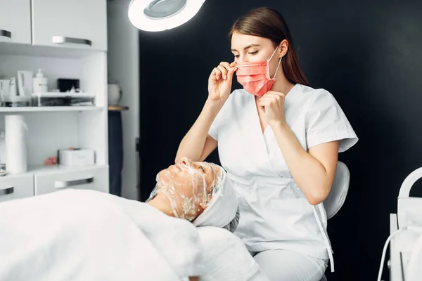 Schoonheidsspecialiste Horloges Patiënt Gezicht Masker Het Wegwerken Van Rimpels Cosmetologie — Stockfoto