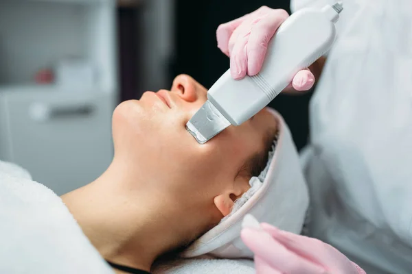 美容门诊要消除皱纹 水疗沙龙的面部护理 再生程序 美容医学 — 图库照片