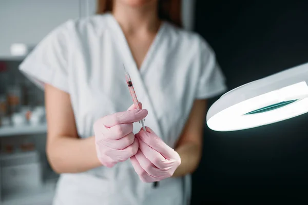 Kosmetikerin Mit Spritze Den Händen Gegen Patientin Botox Injektion Faltenbeseitigung — Stockfoto