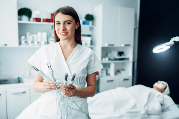 Medico Femminile Posa Con Attrezzature Armadietto Cosmetologia Estetista Uniforme Bianca — Foto Stock