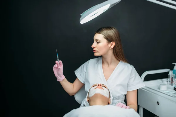 Schoonheidsspecialiste Met Spuit Handen Tegen Vrouwelijke Patiënt Botox Injectie Het — Stockfoto