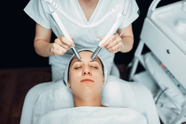Kosmetyczka Sprawia Twarz Procedury Odmładzania Się Kobieta Klinika Kosmetologii Pielęgnacja — Zdjęcie stockowe