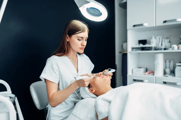 Gezicht Verjonging Procedure Tot Vrouw Schoonheid Geneeskunde Cosmetologie Kliniek Gezichtsbehandeling — Stockfoto