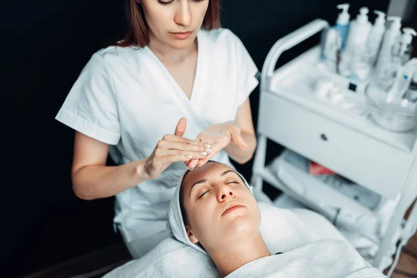 Beautician Manos Con Crema Contra Cara Paciente Rejuvenecimiento Cosmético Clínica —  Fotos de Stock