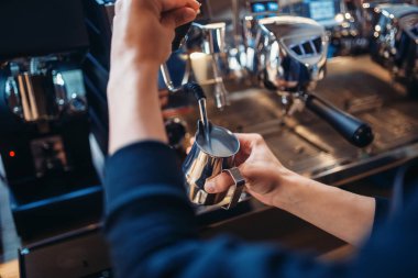 Erkek barista içecek kafede kahve makinesinde hazırlar. Barmen tarafından profesyonel espresso hazırlık