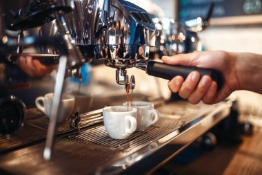 Barista el içecek kahve makinesi üzerinden dökülen. Barmen tarafından profesyonel espresso hazırlık