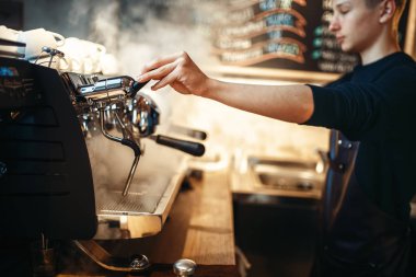 Barista el içecek kahve makinesi üzerinden dökülen. Barmen tarafından profesyonel espresso hazırlık