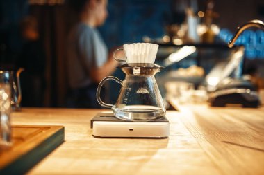 Kahve cam aranjman soba portre üzerinde duruyor kimse. Aroma espresso hazırlık, barista işgal