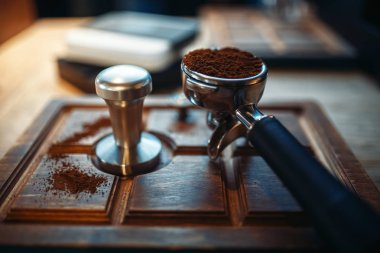 Taze çekilmiş kahve ile turk geçerli espresso kafe, kafeterya iç arka plan üzerinde ahşap sayaçta kimse. Barista işgal