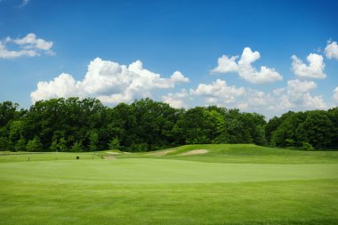 Kesilmiş golf sahasında golf için çim ve kum sığınaklar kimse. Spor Kulübü, bahçesi yeşil çim ile çayır