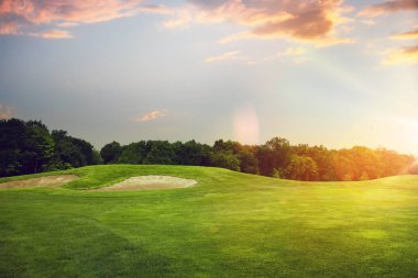 Golf Sahası. Spor Kulübü'nde Oyun parki için günbatımı, kırpılmış çim yeşil çayır