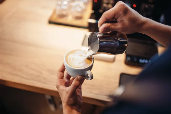 Barista Hand Gießt Sahne Die Tasse Kaffee Holztisch Auf Hintergrund — Stockfoto