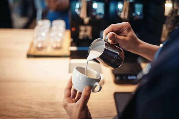 Barista Hand Gießt Sahne Die Tasse Kaffee Holztisch Auf Hintergrund — Stockfoto