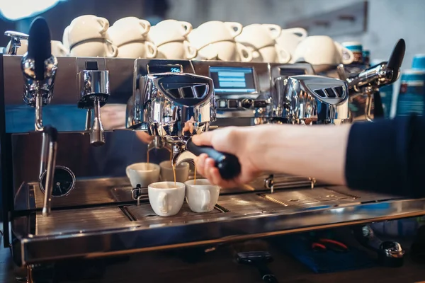 Barista Mão Derrama Bebida Máquina Café Preparação Café Expresso Profissional — Fotografia de Stock