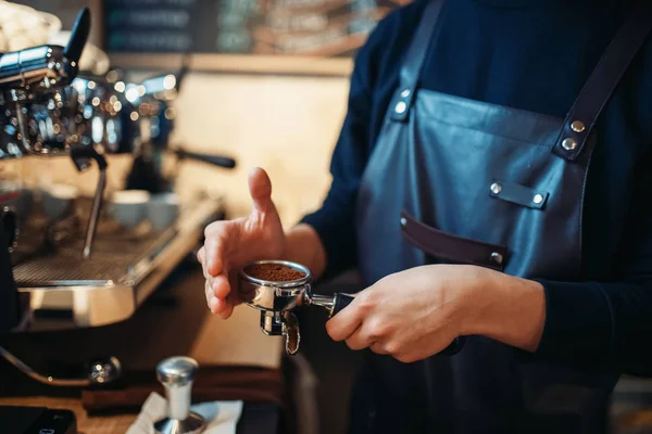 バリスタの手は コーヒー マシンから飲料を注ぐ バーテンダーによるプロのエスプレッソの準備 — ストック写真