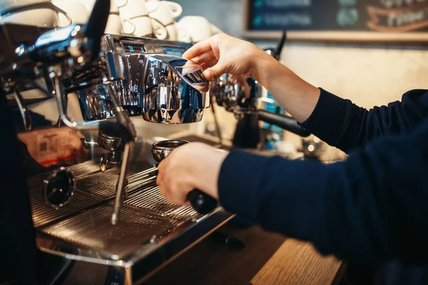 Barista Hand Gießt Getränk Aus Kaffeemaschine Professionelle Espressozubereitung Durch Barkeeper — Stockfoto