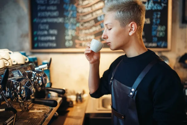 Jonge Barista Smaakt Vers Bereide Koffie Café Interieur Achtergrond Professionele — Stockfoto