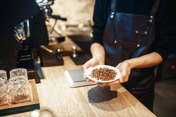 Barista Halteplatte Mit Frischen Kaffeebohnen Holztheke Auf Hintergrund Professionelle Espressozubereitung — Stockfoto