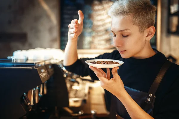 若い男性のバリスタ カフェ カウンターの背景に新鮮なコーヒー豆の手引き カフェテリア バーテンダーの職業にバーテンダーによるプロのエスプレッソ準備 — ストック写真
