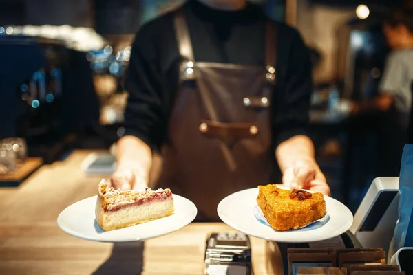 Jonge Mannelijke Barista Holding Handen Platen Met Zoete Dessert Café — Stockfoto