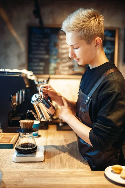 男性のバリスタは コーヒー カフェ カウンターの背景にガラスに沸騰したお湯を注ぐ カフェテリア バーテンダーの職業にバーテンダーによるプロのエスプレッソ準備 — ストック写真